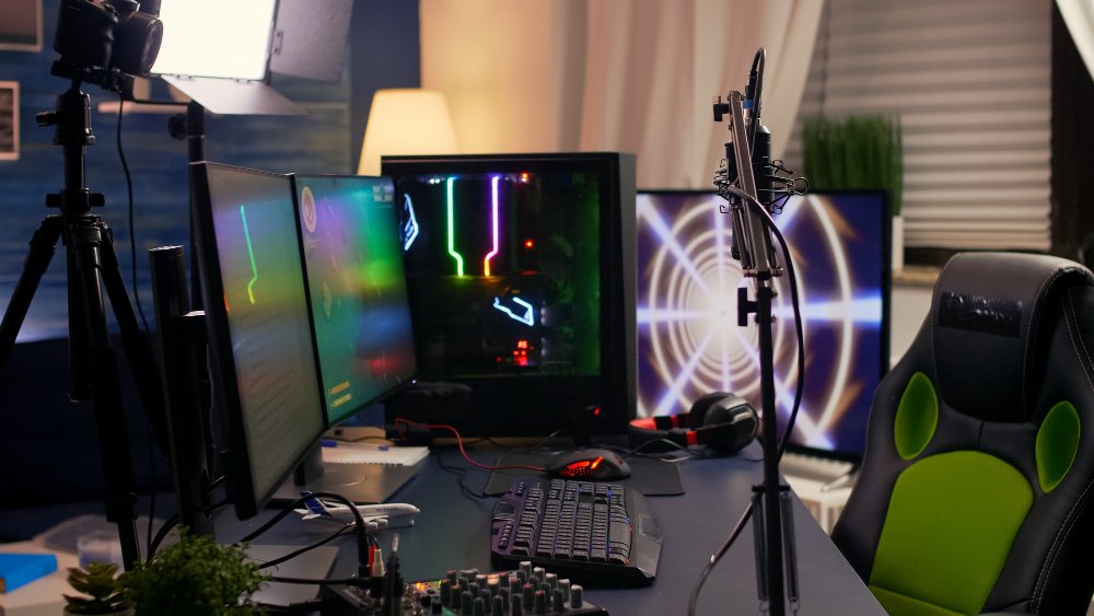 Mesa de um streamer com todos os equipamentos para live